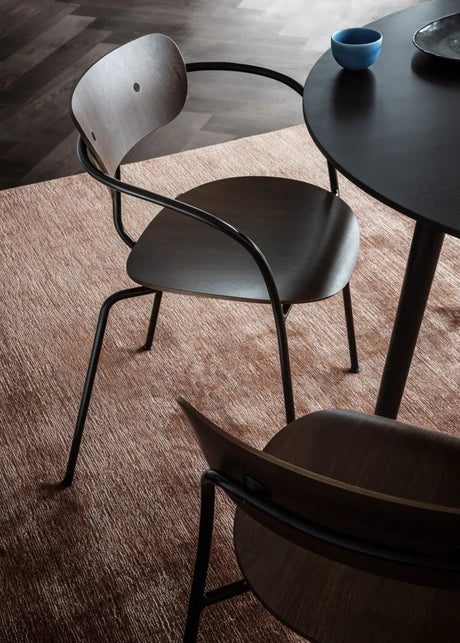 Pavilion Armstol AV2 från &Tradition - Sortlakeret eg - Jacobsen Plus