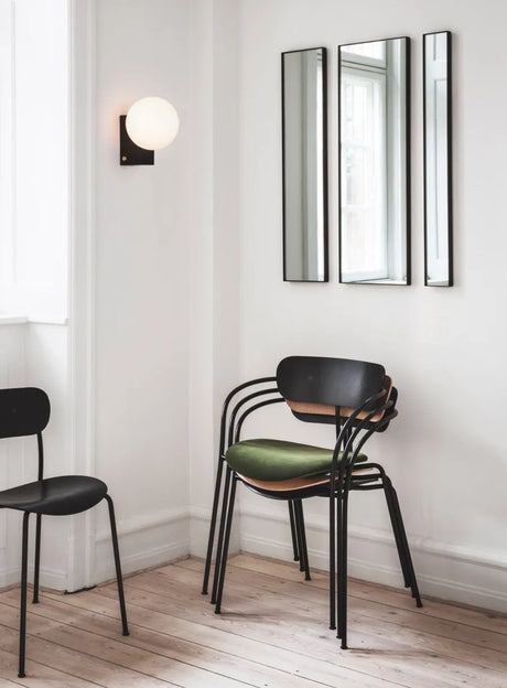 Pavilion Armstol AV2 från &Tradition - Sortlakeret eg - Jacobsen Plus