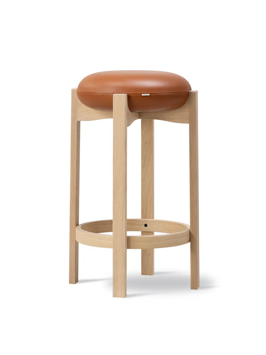 Pioneer Bar Stool, lackad ek/max 95 från Fredericia Furniture - 1 - Jacobsen Plus