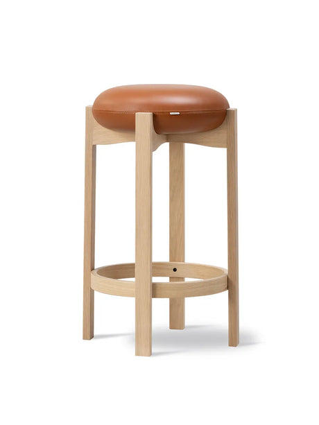 Pioneer Bar Stool, lackad ek/max 95 från Fredericia Furniture - Jacobsen Plus