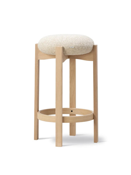 Pioneer Bar Stool, lackerad ek/zero 0001 från Fredericia Furniture - Jacobsen Plus