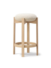 Pioneer Bar Stool, lackerad ek/zero 0001 från Fredericia Furniture