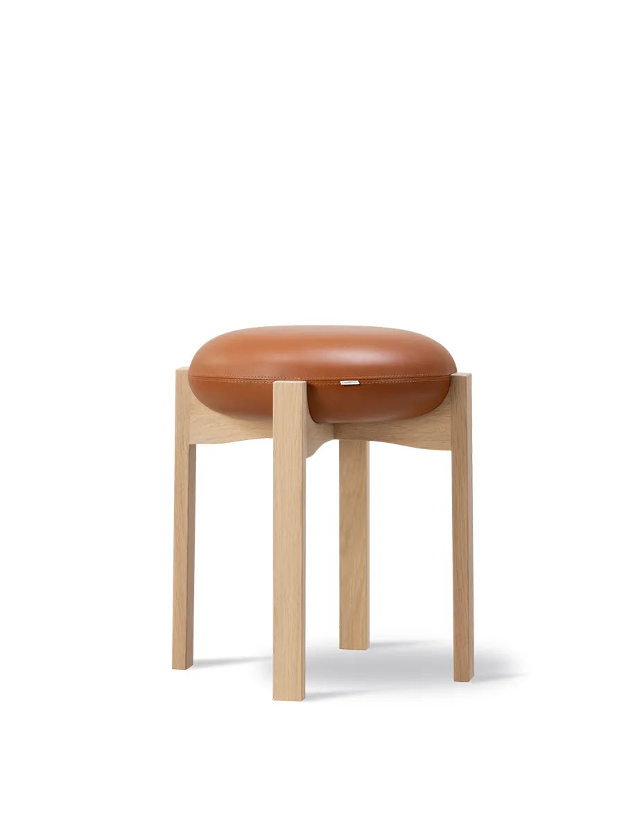 Pioneer Stool, lackad ek/max 95 från Fredericia Furniture - 1 - Jacobsen Plus