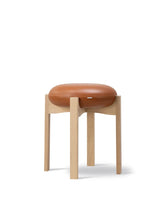 Pioneer Stool, lackad ek/max 95 från Fredericia Furniture - 1 - Jacobsen Plus