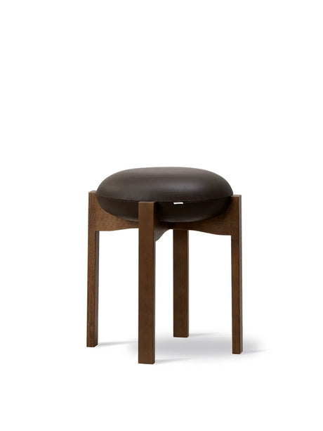 Pioneer Stool, rökt ek/primo 86 från Fredericia Furniture - Jacobsen Plus