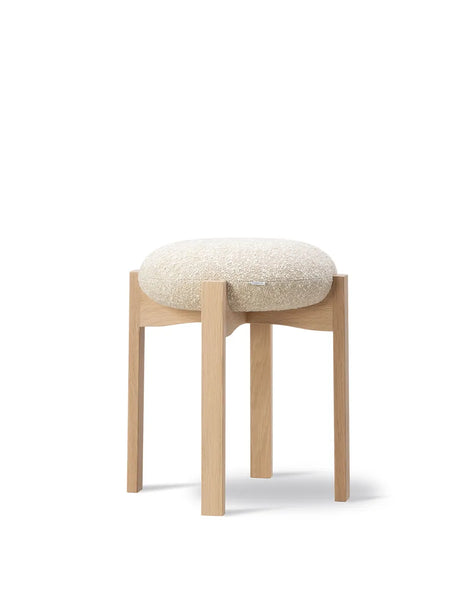 Pioneer Stool, lackad ek/zero 0001 från Fredericia Furniture - Jacobsen Plus