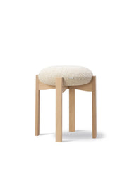 Pioneer Stool, lackad ek/zero 0001 från Fredericia Furniture
