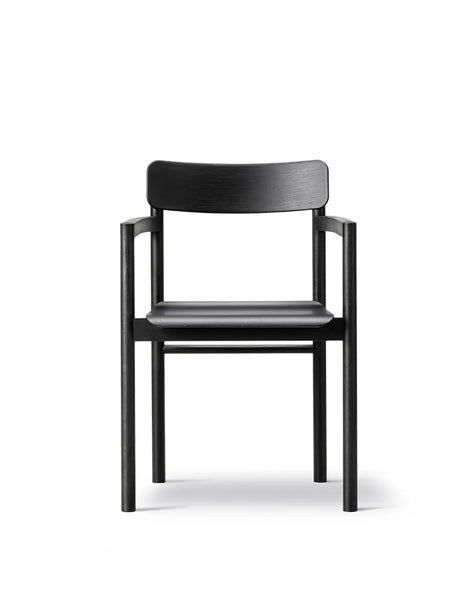 Post Matstol, ek svart lack från Fredericia Furniture - Jacobsen Plus
