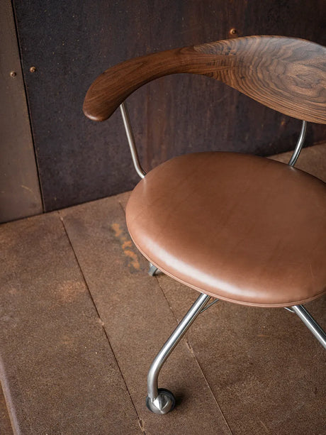 PP502 Kontorsstol med snurrfunktion av Hans J. Wegner - Såpbehandlad / Ek - Jacobsen Plus