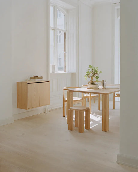 Högt skåp med dörrar från New Works - Valnöt - Jacobsen Plus