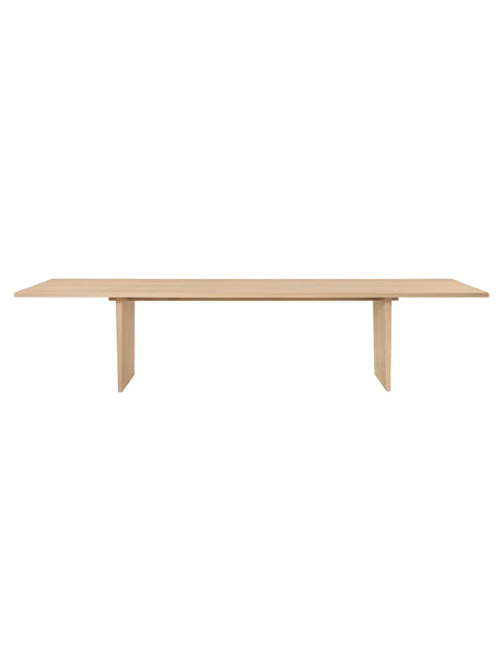 Private Matbord, 320x100 cm från GUBI - Light Stained Oak - Jacobsen Plus