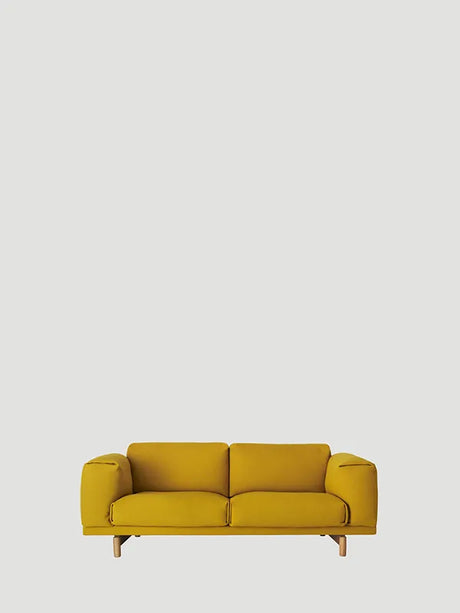 Rest 2 pers. soffa från Muuto - Dark grey - Remix 163 / Ek - Jacobsen Plus
