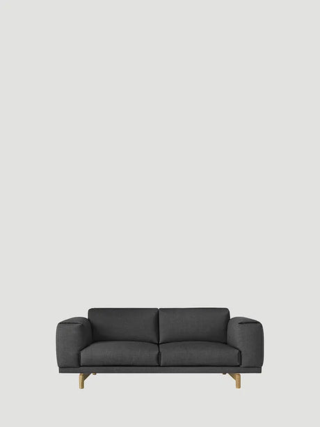 Rest 2 pers. soffa från Muuto - Dark grey - Remix 163 / Ek - Jacobsen Plus