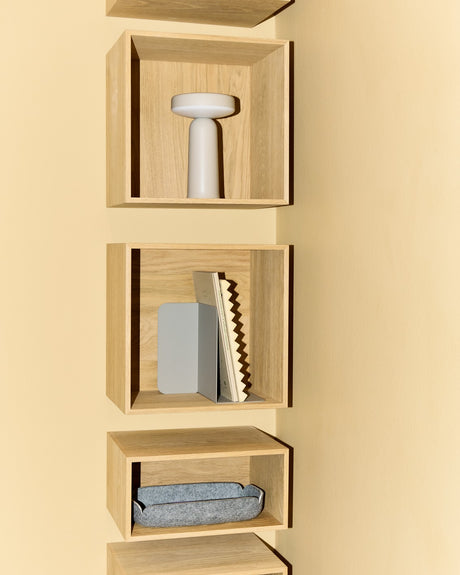 Stacked Bokhylla, medium från Muuto - Ljusgrå / Åbent (utan ryg) - Jacobsen Plus