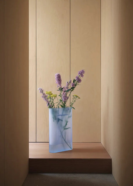 Ridge Vas, ljusblå frostat glas från Muuto - H16,5 cm - Jacobsen Plus