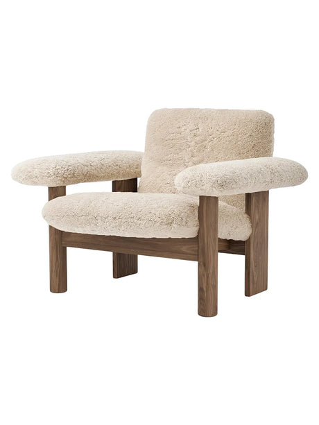 Brasilia Lounge-fåtölj, låg rygg, fårskinn från Audo Copenhagen - Moonlight - Oak - Jacobsen Plus