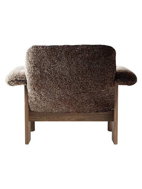 Brasilia Lounge-fåtölj, låg rygg, fårskinn från Audo Copenhagen - Moonlight - Oak - Jacobsen Plus