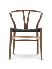 Y-stol CH24, Ek rökoljad med svart flätning av Hans J. Wegner