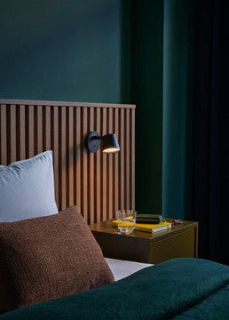 Tip Vägglampa från Muuto - Black - Jacobsen Plus