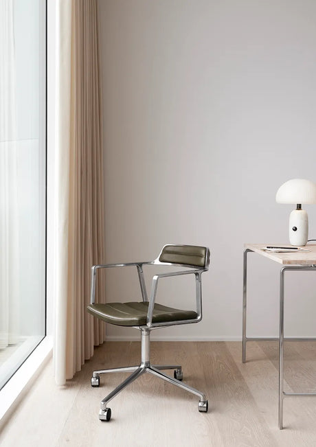 VIPP452 Swivel stol med hjul, bosco-grönt läder från Vipp - 3 - Jacobsen Plus