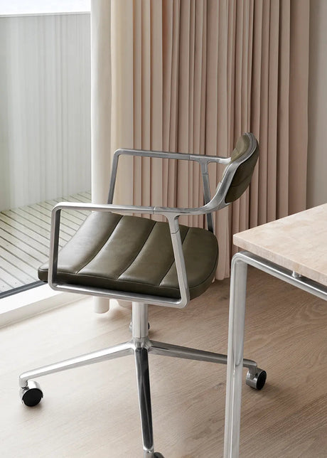 VIPP452 Swivel stol med hjul, bosco-grönt läder från Vipp - 2 - Jacobsen Plus