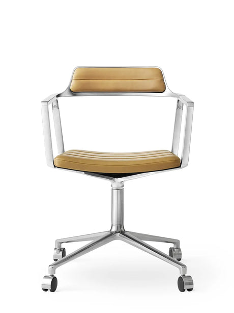 VIPP452 Swivel-stol med hjul, kamelfärgat läder från Vipp - Jacobsen Plus