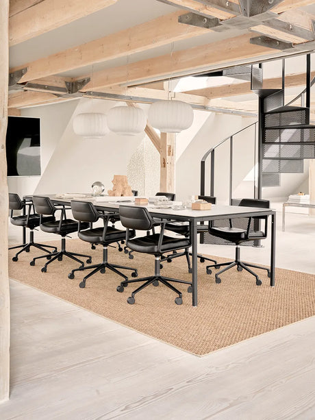 VIPP453 Swivel+ Stol med svart underrede & hjul, svart läder från Vipp - 3 - Jacobsen Plus
