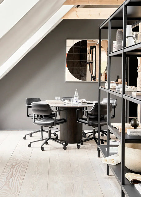 VIPP453 Swivel+ Stol med hjul, svart läder från Vipp - 2 - Jacobsen Plus