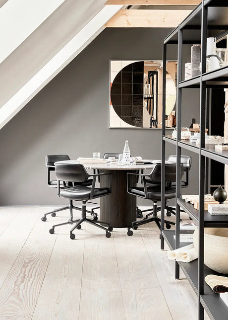 VIPP453 Swivel+ Stol med svart stomme, svart läder från Vipp - 2 - Jacobsen Plus