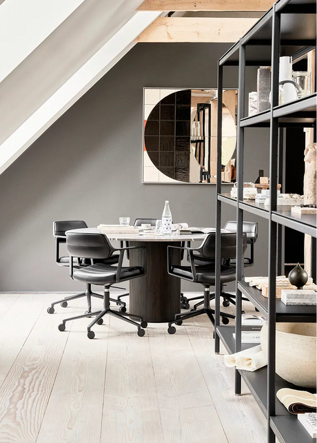 VIPP453 Swivel+ Stol med svart underrede & hjul, svart läder från Vipp - 2 - Jacobsen Plus