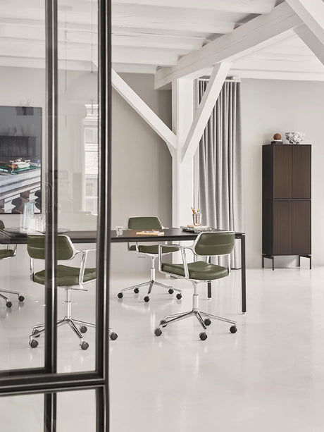VIPP453 Swivel+ Stol med hjul, bosco-grönt läder från Vipp - 3 - Jacobsen Plus
