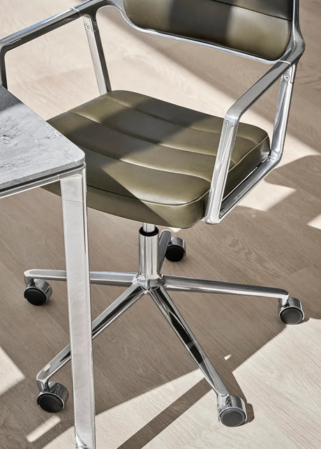 VIPP453 Swivel+ Stol med hjul, bosco-grönt läder från Vipp - 2 - Jacobsen Plus