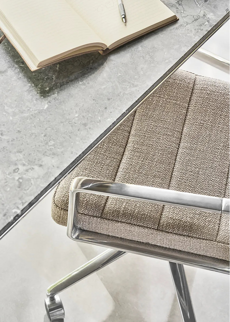 VIPP453 Swivel+ Stol med hjul, mörksandfärgad textil från Vipp - 2 - Jacobsen Plus