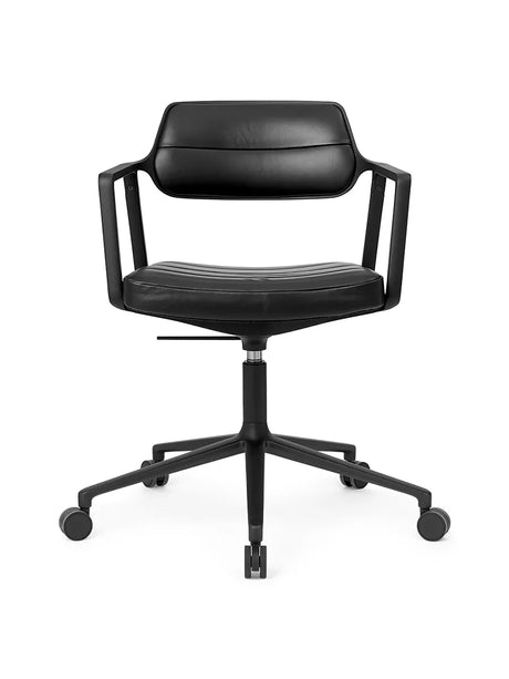 VIPP453 Swivel+ Stol med svart underrede & hjul, svart läder från Vipp - Jacobsen Plus