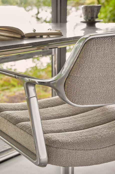 VIPP453 Swivel+ Stol, mörksandfärgad textil från Vipp - 3 - Jacobsen Plus