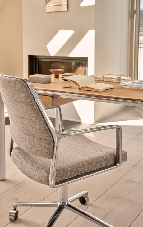 Vipp455 Swivel Chair med hjul - Dark sand tekstil - Jacobsen Plus