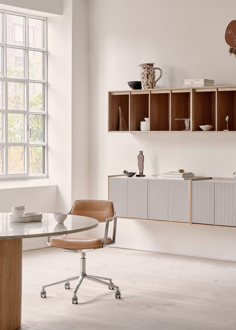 VIPP453 Swivel+ Chair, kamelläder från Vipp - 2 - Jacobsen Plus