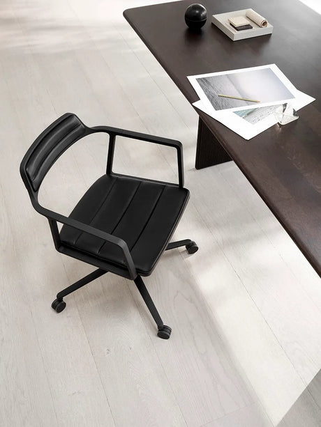 VIPP452 Swivel-stol med svart underrede & hjul, svart läder från Vipp - 3 - Jacobsen Plus