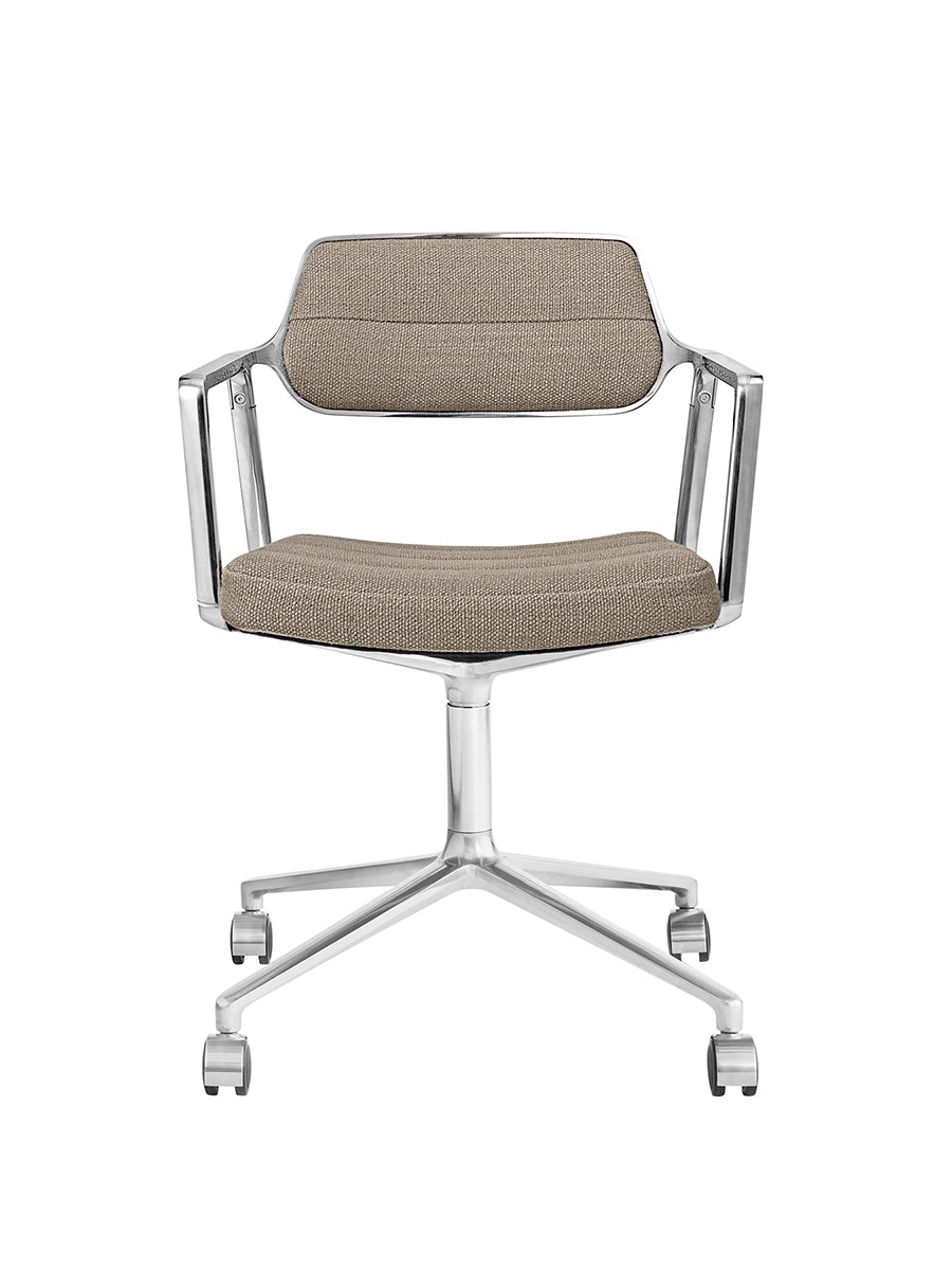 VIPP453 Swivel Chair med hjul från Vipp - Dark sand tekstil - Jacobsen Plus