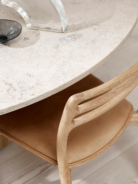 Cabin bord Ø150, beige marmor från Vipp - Lys eg - Jacobsen Plus