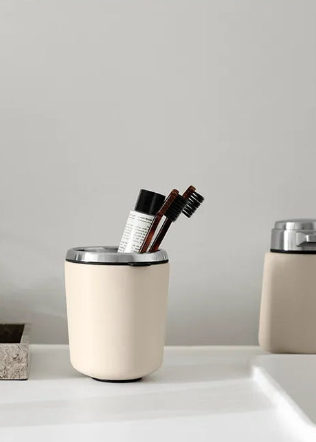 Tandborstmugg, Holger's Beige från Vipp - 2 - Jacobsen Plus