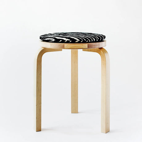 Zebra sittdyna till Stool 60 från Artek - 3 - Jacobsen Plus
